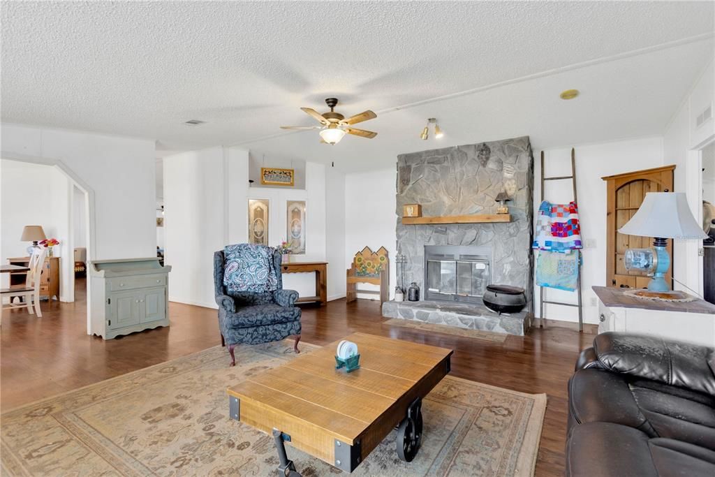 En Venta: $370,000 (4 camas, 2 baños, 2356 Pies cuadrados)