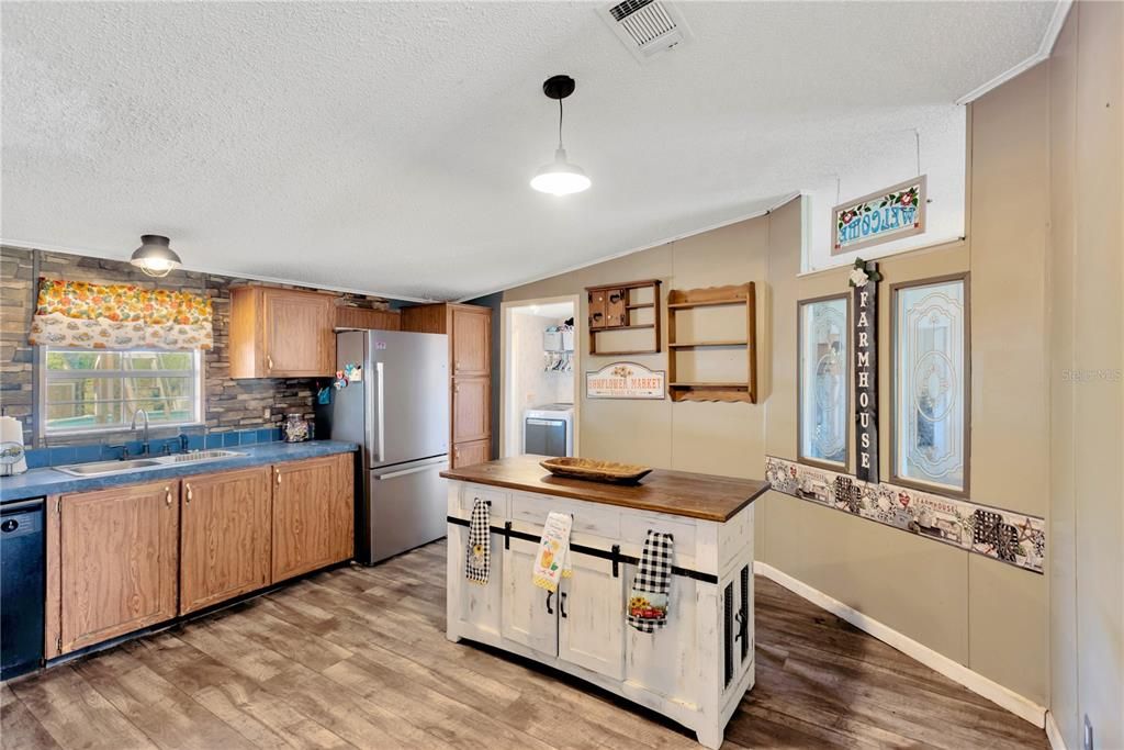 En Venta: $370,000 (4 camas, 2 baños, 2356 Pies cuadrados)