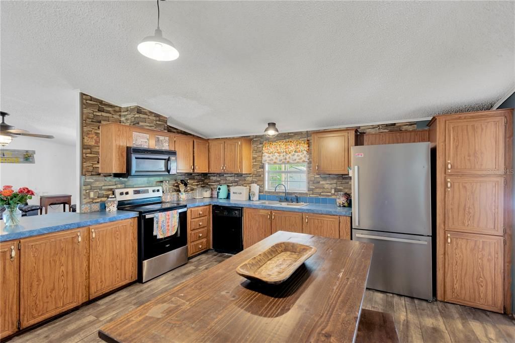 En Venta: $370,000 (4 camas, 2 baños, 2356 Pies cuadrados)