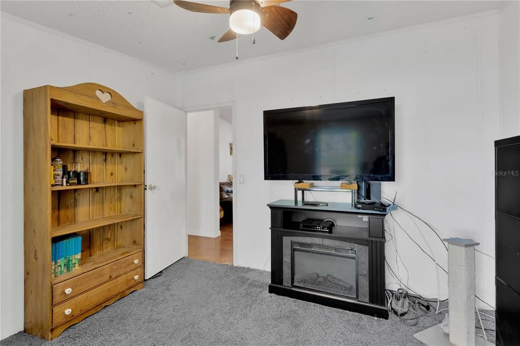 En Venta: $370,000 (4 camas, 2 baños, 2356 Pies cuadrados)