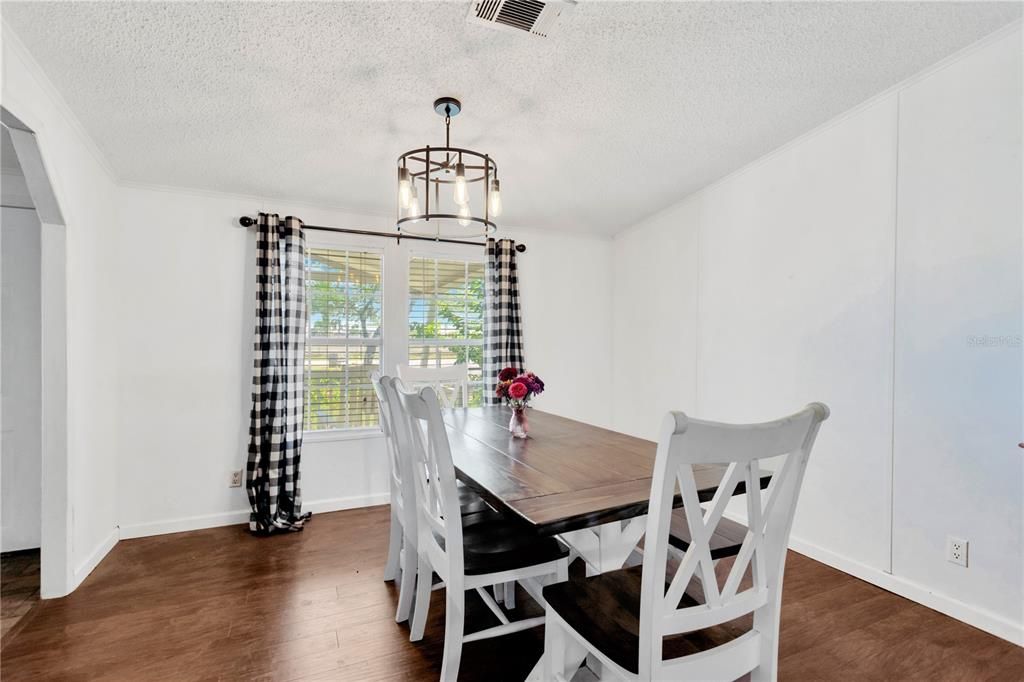 En Venta: $370,000 (4 camas, 2 baños, 2356 Pies cuadrados)