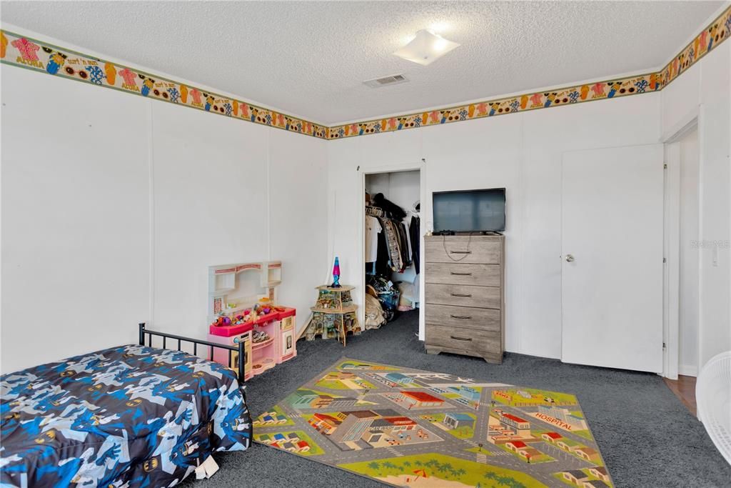 En Venta: $370,000 (4 camas, 2 baños, 2356 Pies cuadrados)