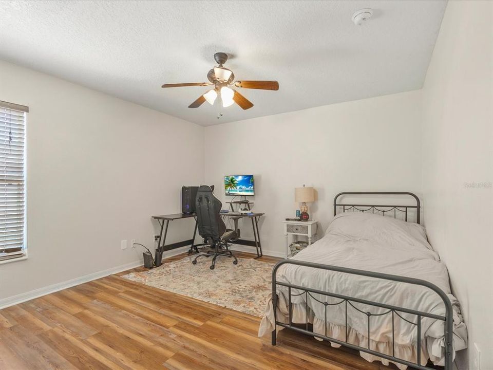 Activo con contrato: $389,900 (3 camas, 2 baños, 2039 Pies cuadrados)