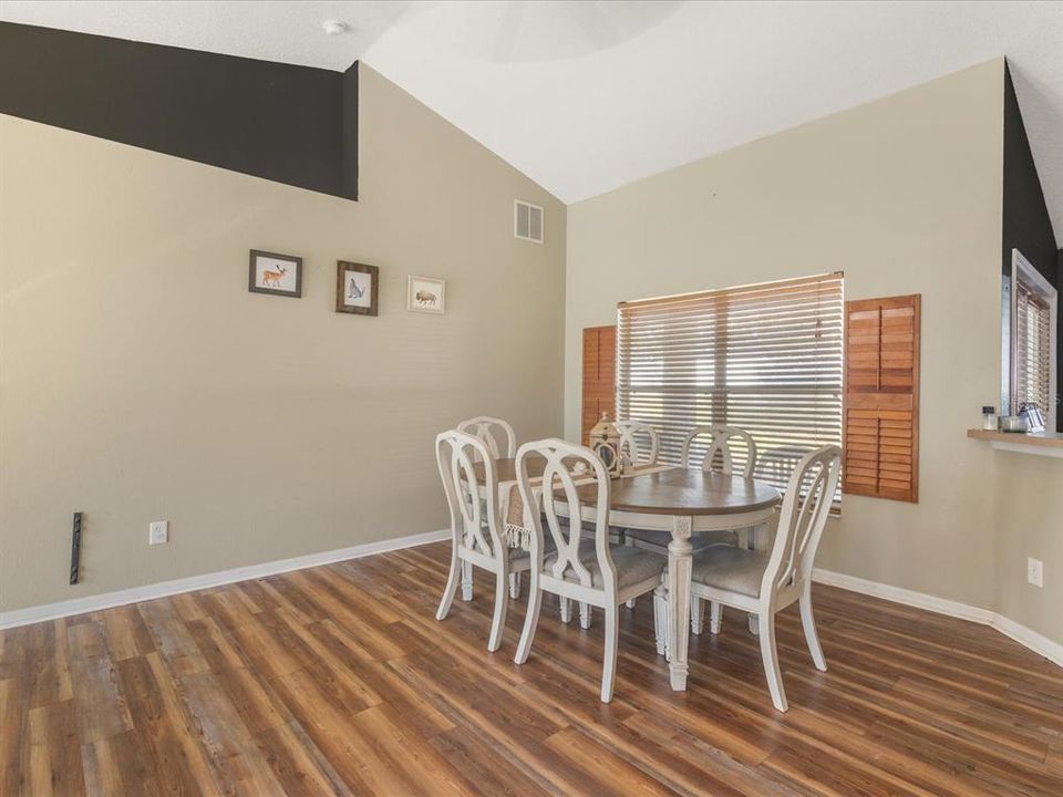 Activo con contrato: $389,900 (3 camas, 2 baños, 2039 Pies cuadrados)