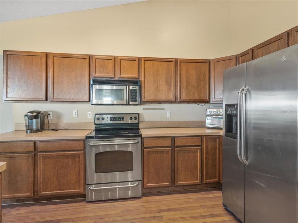 Activo con contrato: $389,900 (3 camas, 2 baños, 2039 Pies cuadrados)