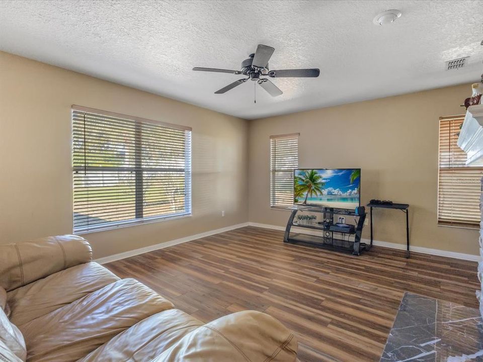 Activo con contrato: $389,900 (3 camas, 2 baños, 2039 Pies cuadrados)