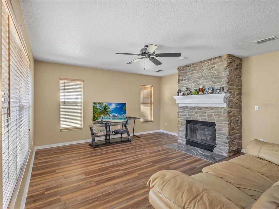 Activo con contrato: $389,900 (3 camas, 2 baños, 2039 Pies cuadrados)