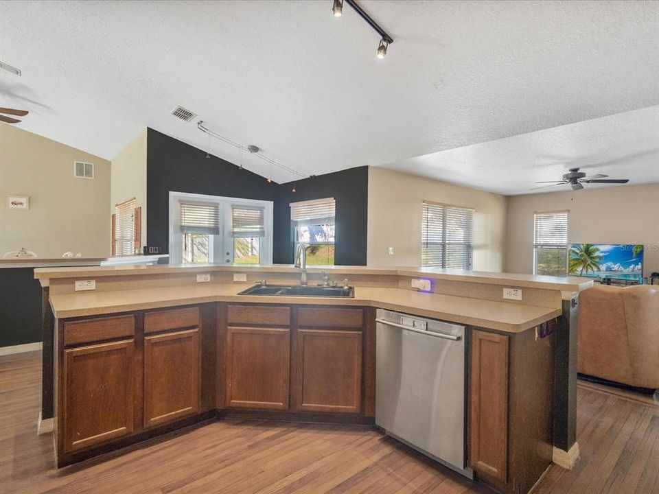 Activo con contrato: $389,900 (3 camas, 2 baños, 2039 Pies cuadrados)