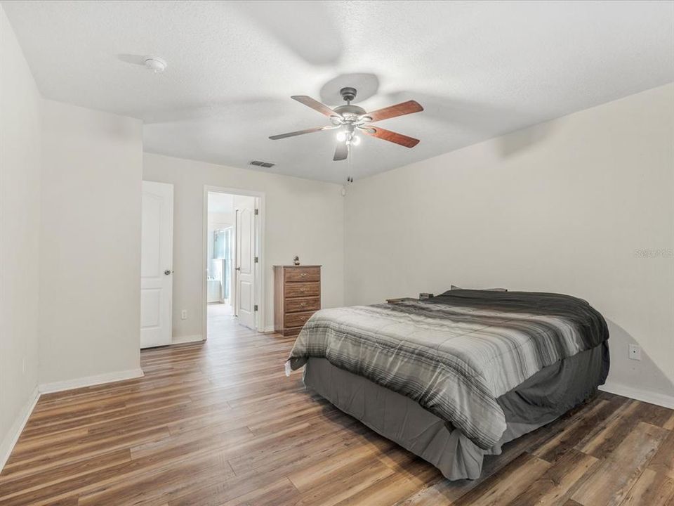 Activo con contrato: $389,900 (3 camas, 2 baños, 2039 Pies cuadrados)