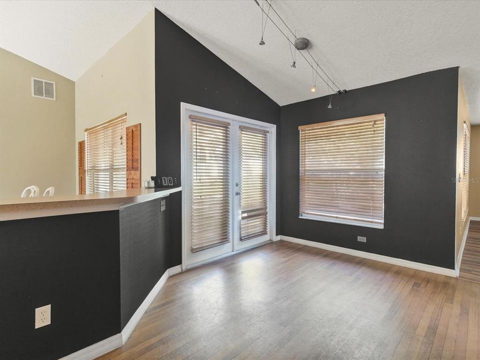 Activo con contrato: $389,900 (3 camas, 2 baños, 2039 Pies cuadrados)