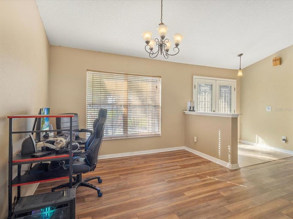 Activo con contrato: $389,900 (3 camas, 2 baños, 2039 Pies cuadrados)