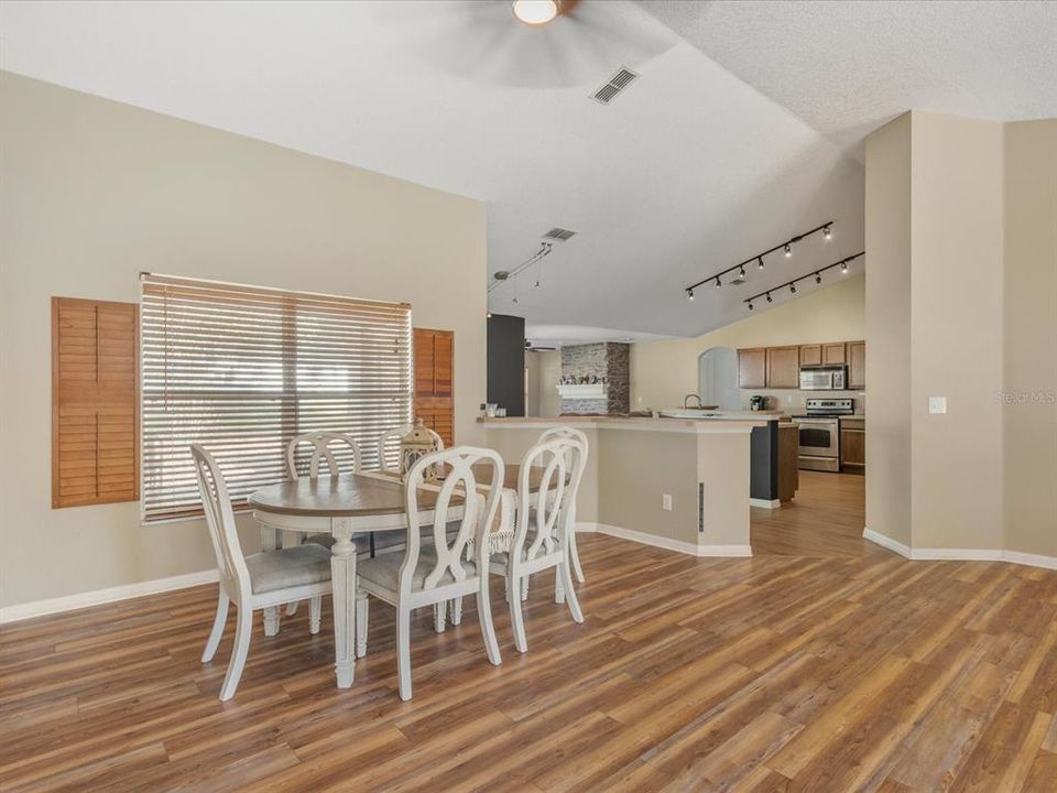 Activo con contrato: $389,900 (3 camas, 2 baños, 2039 Pies cuadrados)