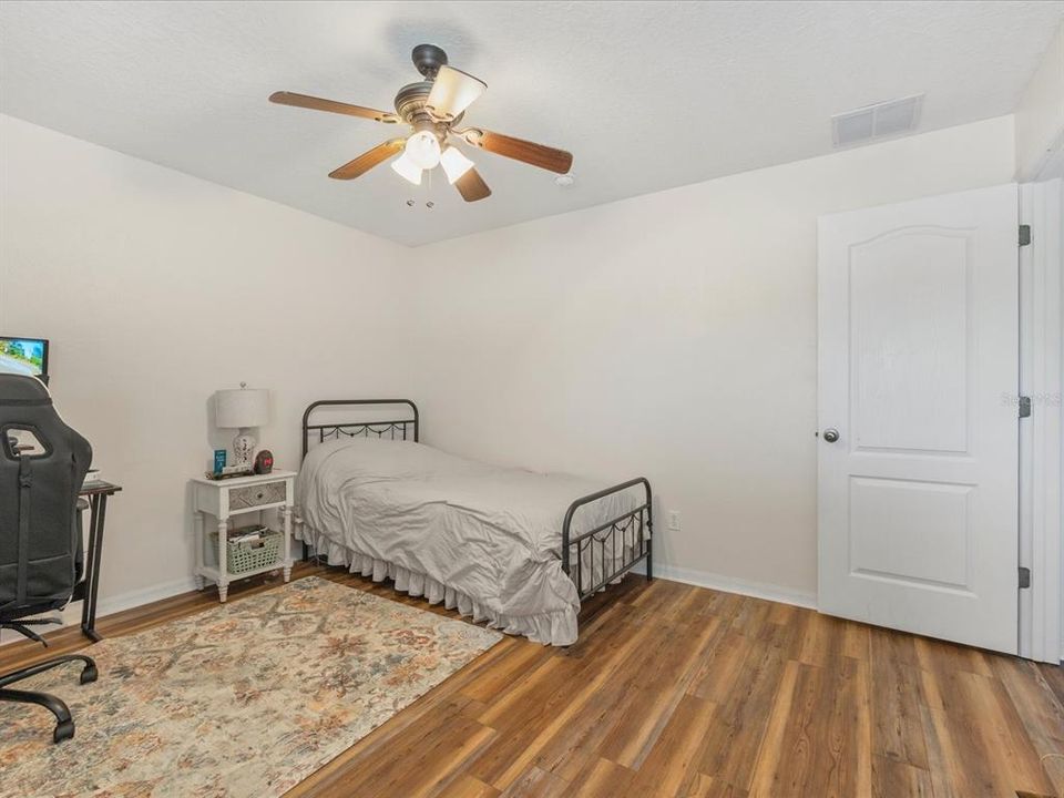 Activo con contrato: $389,900 (3 camas, 2 baños, 2039 Pies cuadrados)