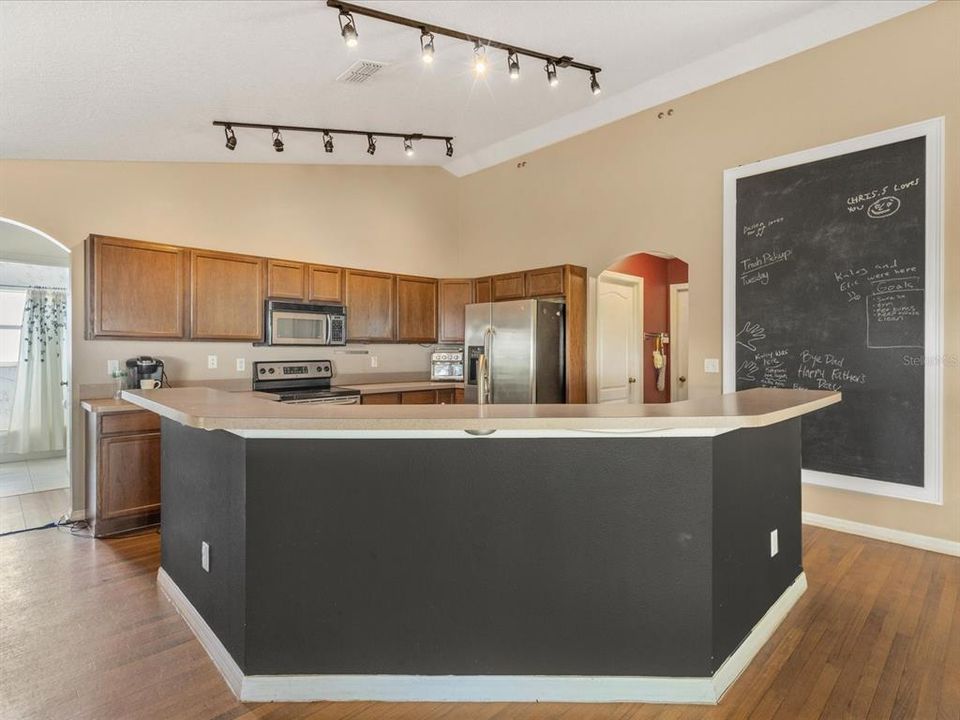 Activo con contrato: $389,900 (3 camas, 2 baños, 2039 Pies cuadrados)