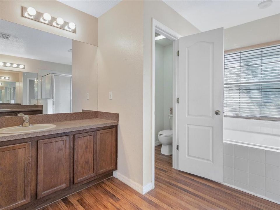 Activo con contrato: $389,900 (3 camas, 2 baños, 2039 Pies cuadrados)