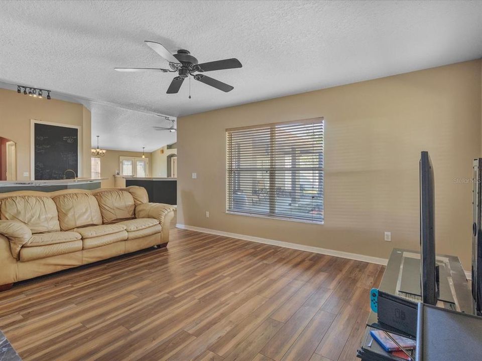 Activo con contrato: $389,900 (3 camas, 2 baños, 2039 Pies cuadrados)