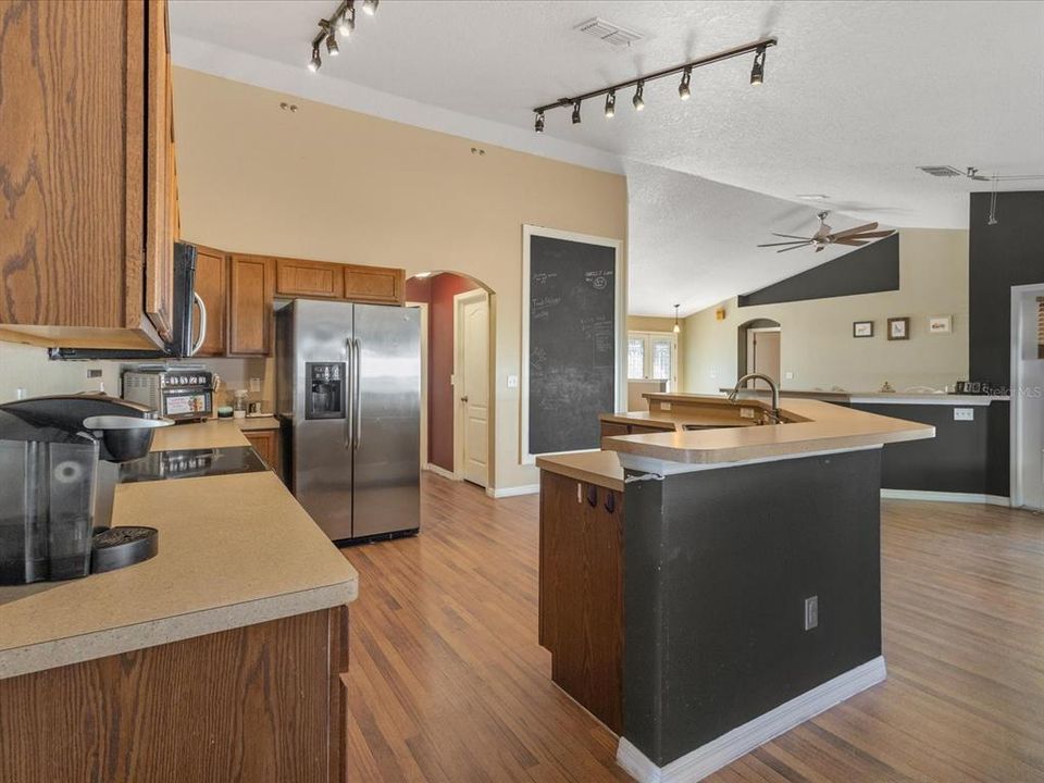 Activo con contrato: $389,900 (3 camas, 2 baños, 2039 Pies cuadrados)