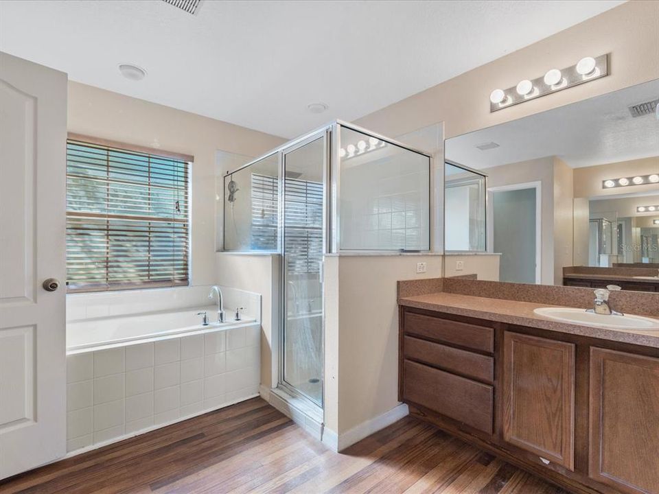 Activo con contrato: $389,900 (3 camas, 2 baños, 2039 Pies cuadrados)