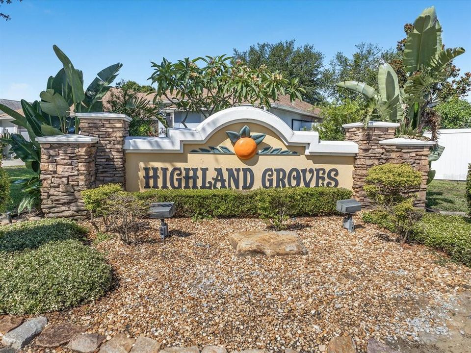 Activo con contrato: $389,900 (3 camas, 2 baños, 2039 Pies cuadrados)