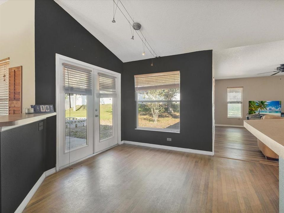 Activo con contrato: $389,900 (3 camas, 2 baños, 2039 Pies cuadrados)