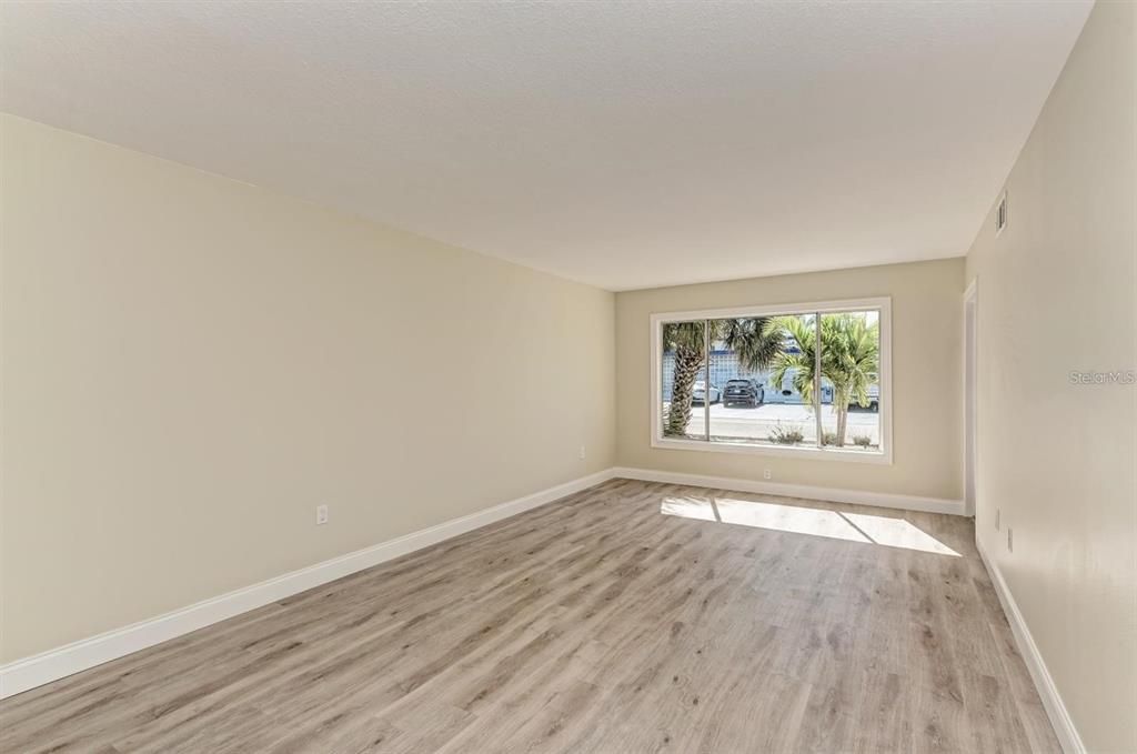 Под контрактом: $2,400 (1 спален, 1 ванн, 766 Квадратных фут)