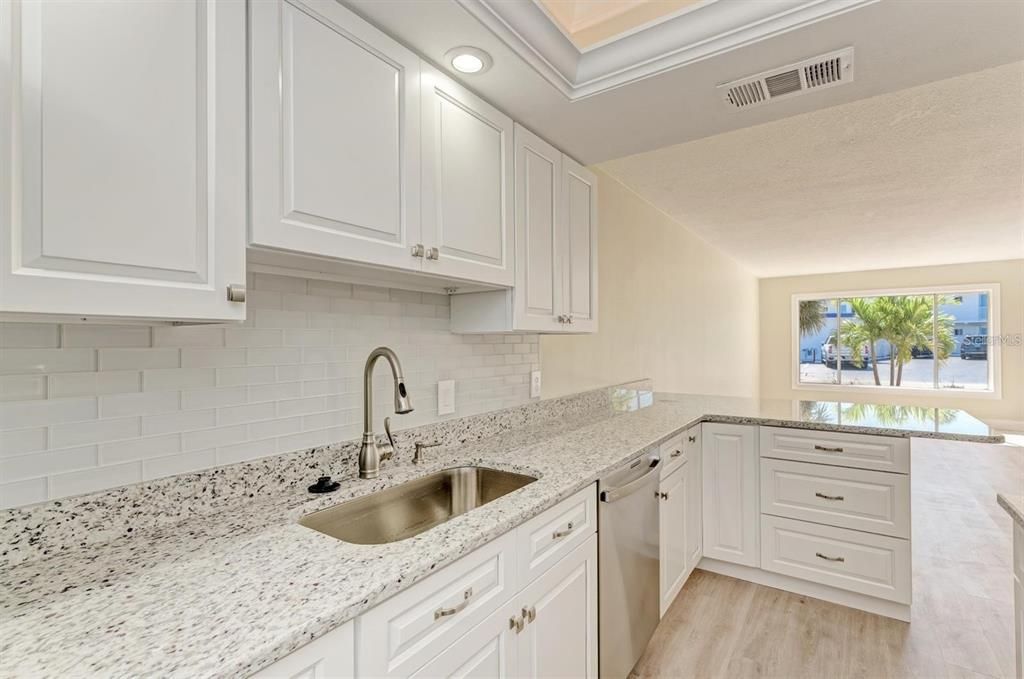 Под контрактом: $2,400 (1 спален, 1 ванн, 766 Квадратных фут)