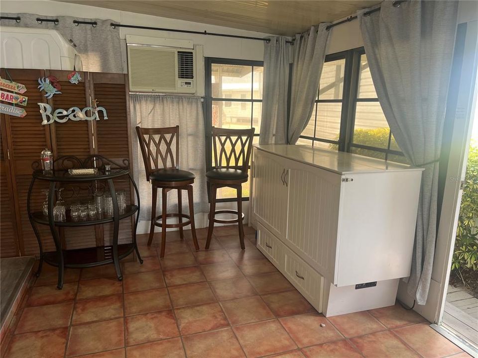 For Sale: $100,000 (1 beds, 1 baths, 372 Square Feet)