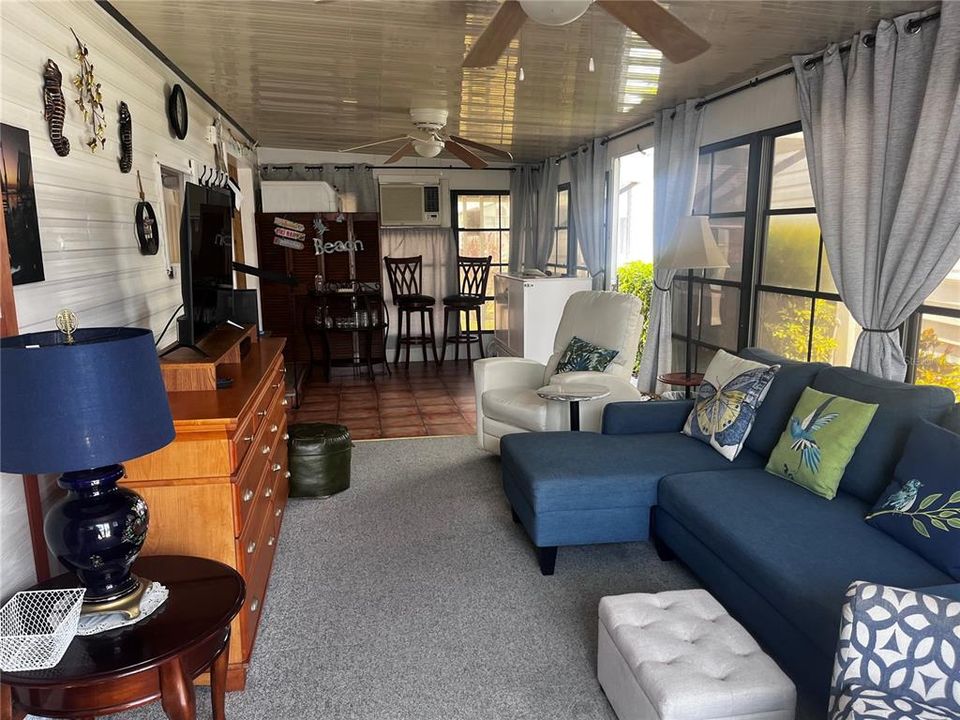 For Sale: $100,000 (1 beds, 1 baths, 372 Square Feet)