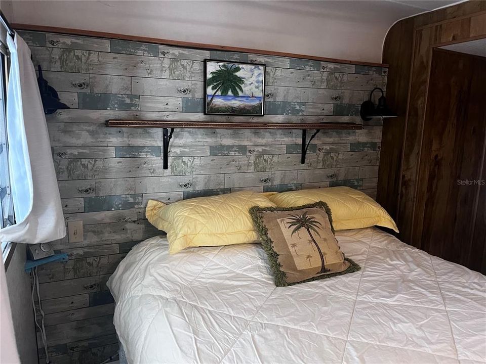 For Sale: $100,000 (1 beds, 1 baths, 372 Square Feet)