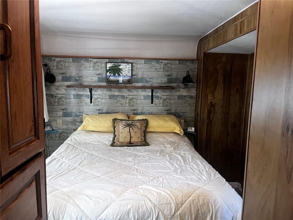 For Sale: $100,000 (1 beds, 1 baths, 372 Square Feet)