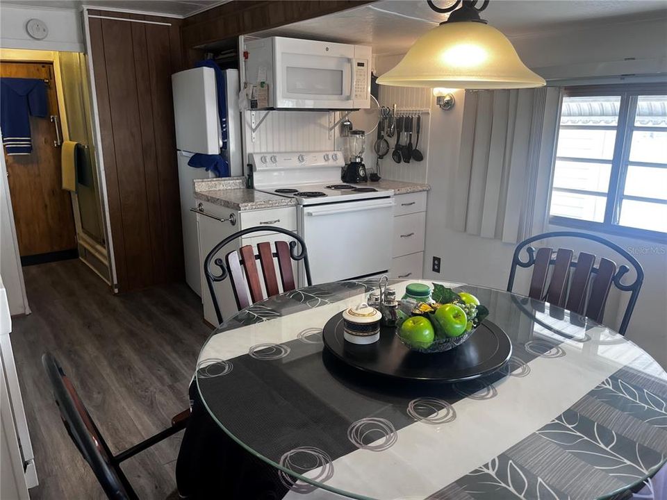 For Sale: $100,000 (1 beds, 1 baths, 372 Square Feet)