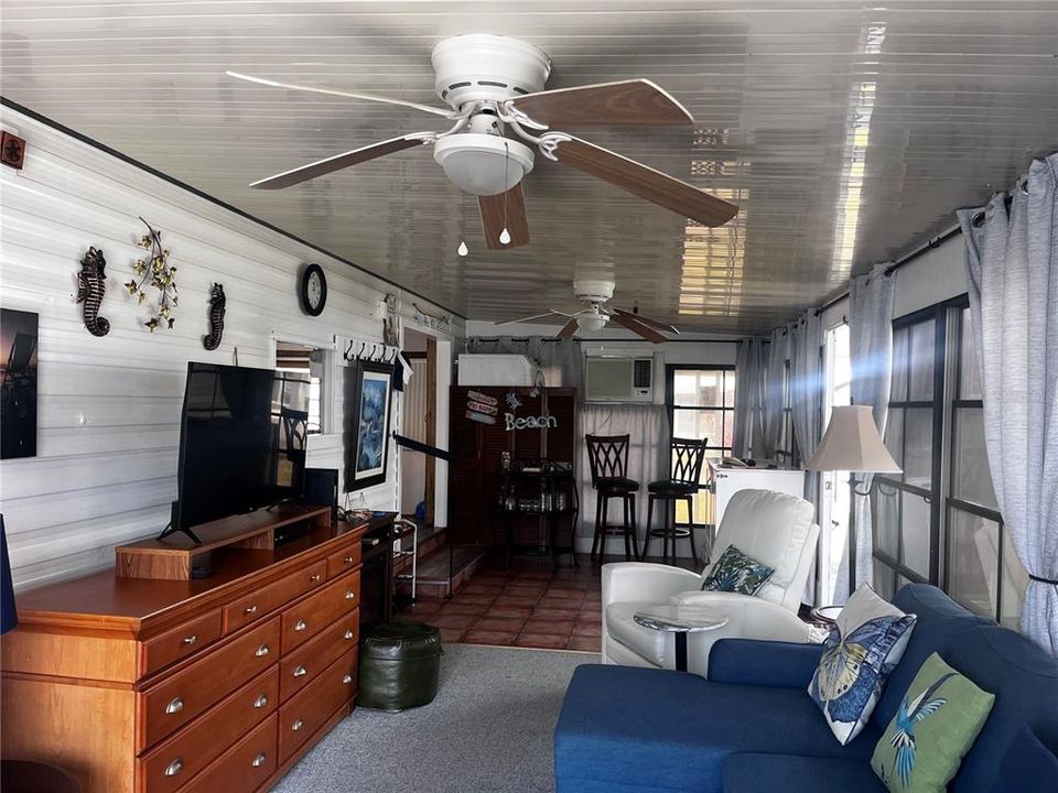 For Sale: $100,000 (1 beds, 1 baths, 372 Square Feet)