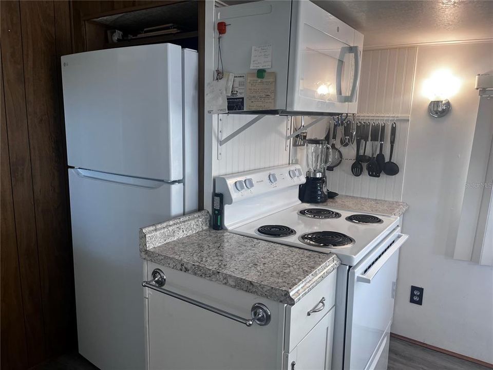 For Sale: $100,000 (1 beds, 1 baths, 372 Square Feet)