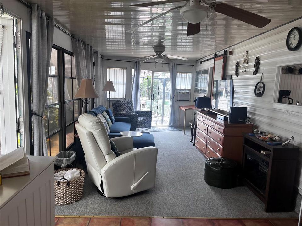 For Sale: $100,000 (1 beds, 1 baths, 372 Square Feet)