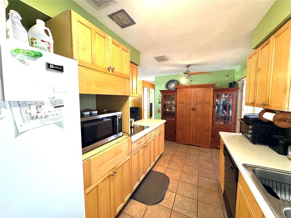 Active With Contract: $200,000 (2 beds, 1 baths, 1108 Square Feet)