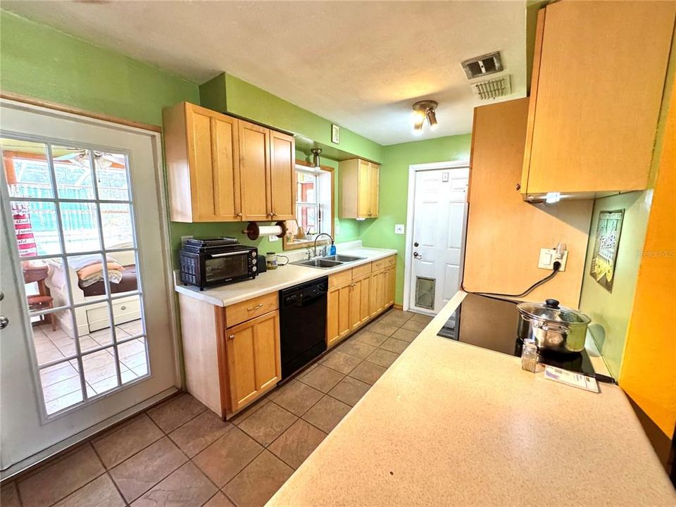 Active With Contract: $200,000 (2 beds, 1 baths, 1108 Square Feet)