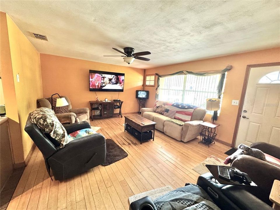 Active With Contract: $200,000 (2 beds, 1 baths, 1108 Square Feet)