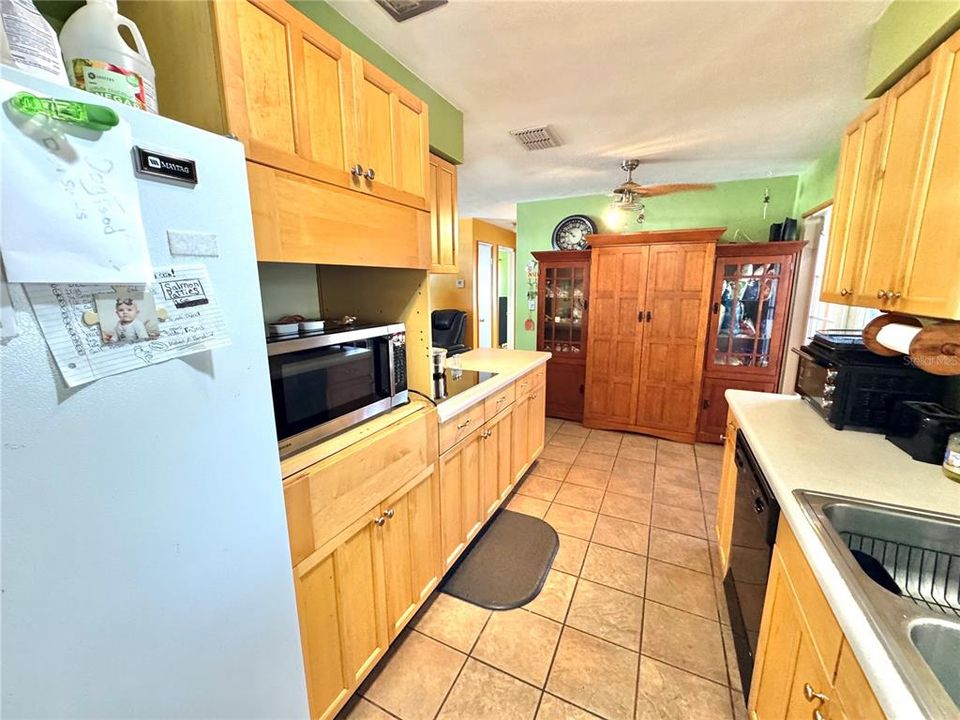 Active With Contract: $200,000 (2 beds, 1 baths, 1108 Square Feet)