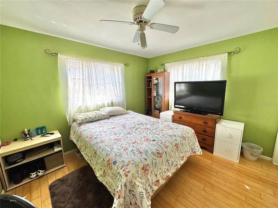 Active With Contract: $200,000 (2 beds, 1 baths, 1108 Square Feet)