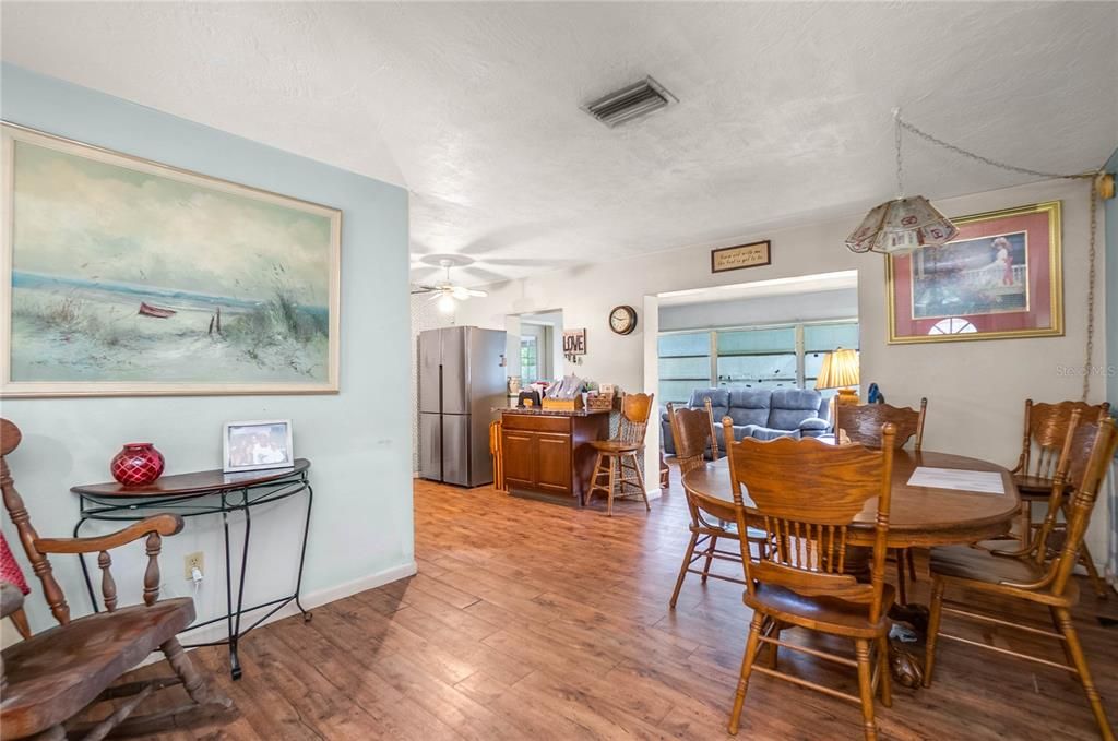 For Sale: $165,000 (2 beds, 2 baths, 1077 Square Feet)