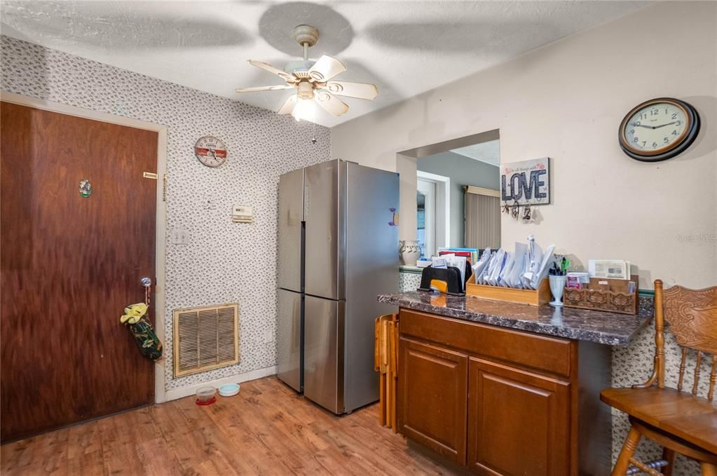 For Sale: $165,000 (2 beds, 2 baths, 1077 Square Feet)