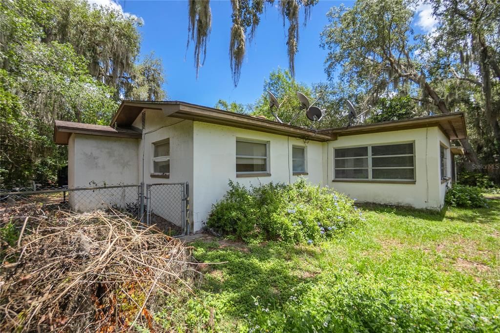 For Sale: $165,000 (2 beds, 2 baths, 1077 Square Feet)