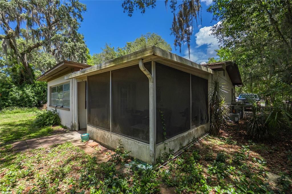 For Sale: $165,000 (2 beds, 2 baths, 1077 Square Feet)