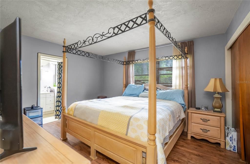 For Sale: $165,000 (2 beds, 2 baths, 1077 Square Feet)