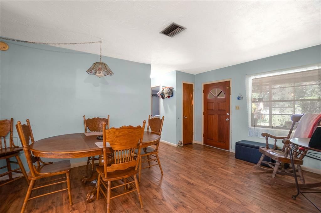 For Sale: $165,000 (2 beds, 2 baths, 1077 Square Feet)