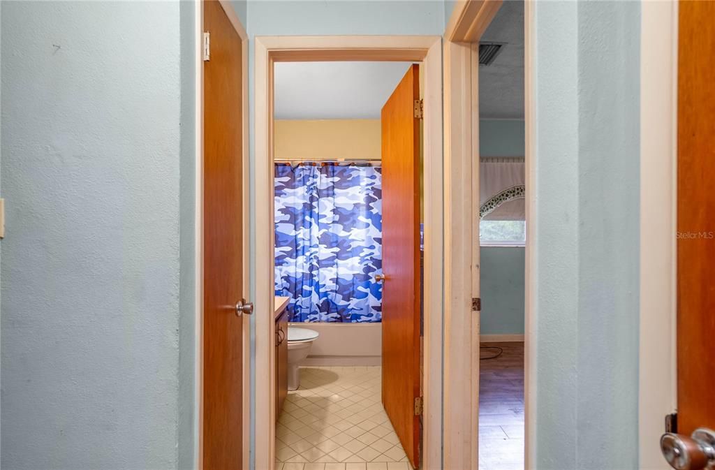 For Sale: $165,000 (2 beds, 2 baths, 1077 Square Feet)