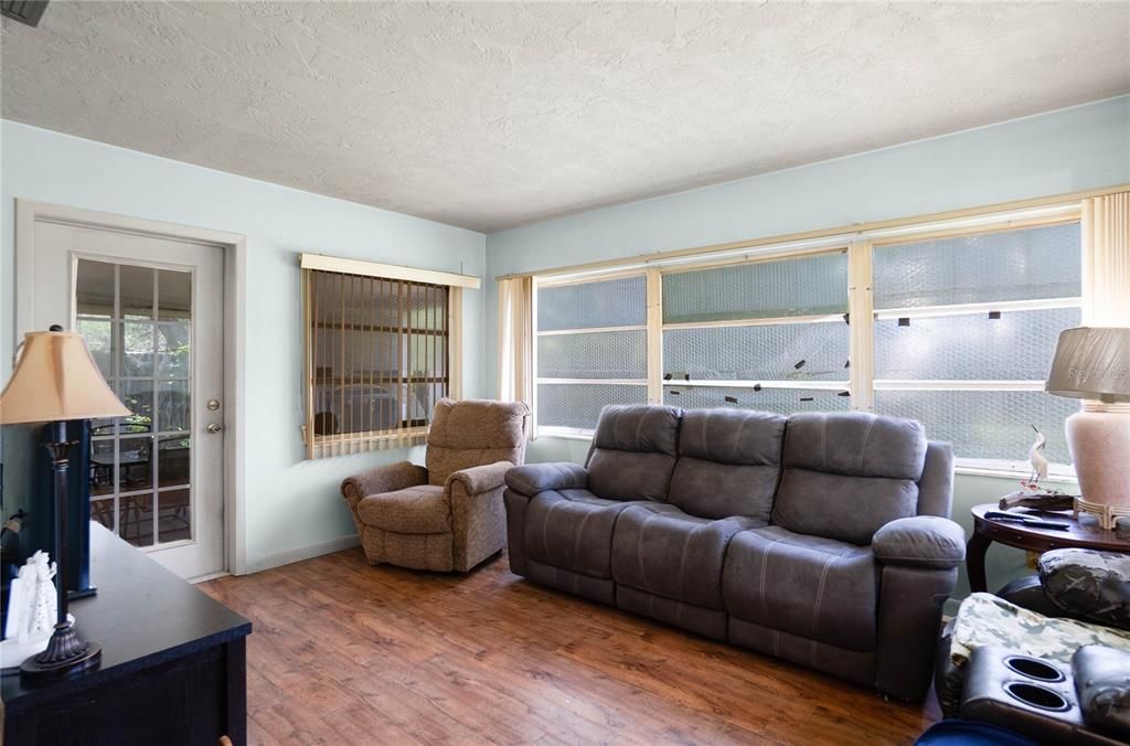 For Sale: $165,000 (2 beds, 2 baths, 1077 Square Feet)