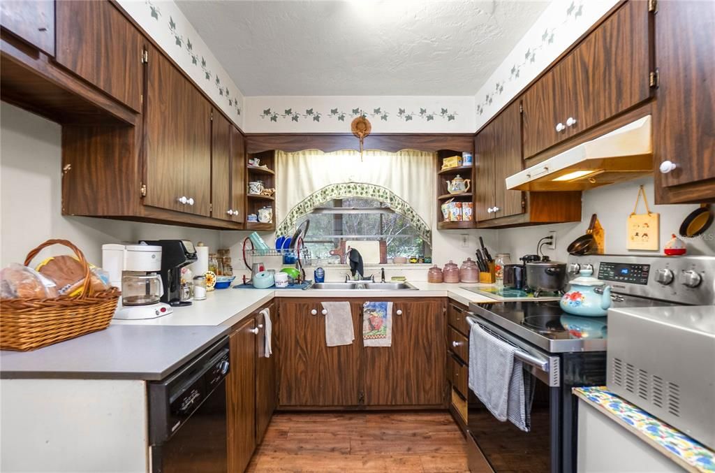 For Sale: $165,000 (2 beds, 2 baths, 1077 Square Feet)