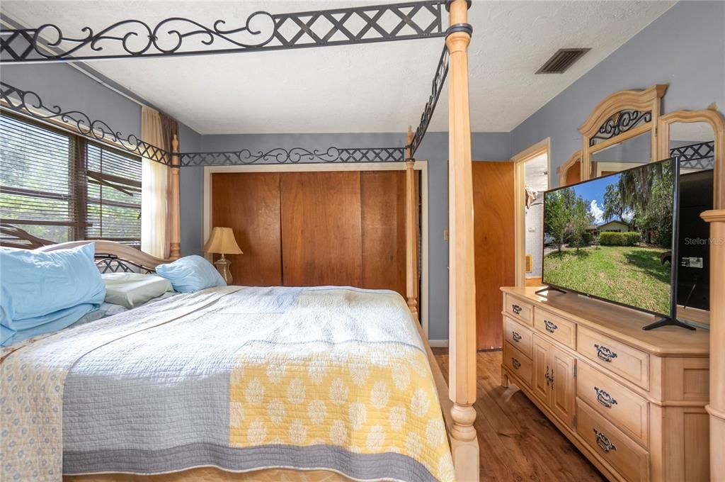 For Sale: $165,000 (2 beds, 2 baths, 1077 Square Feet)