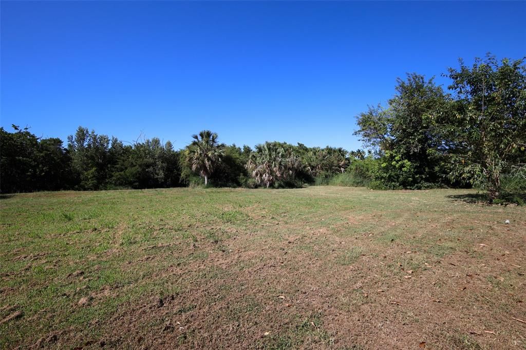 На продажу: $2,000,000 (8.35 acres)